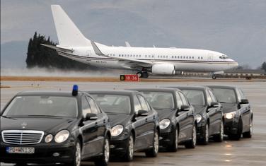 Službena vozila na aerodromu u Golubovcima