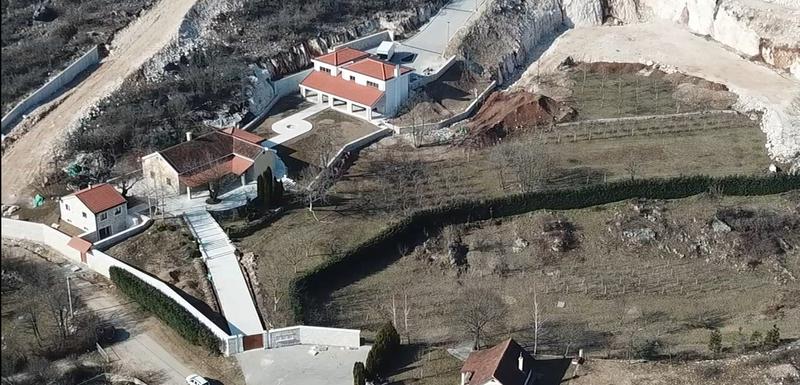 Dvije kuće nisu prijavljene, a treća se u zvaničnim registrima vodi kao ruševina: Imanje Đukanovića u Kočanima