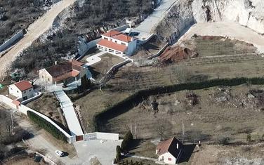 Dvije kuće nisu prijavljene, a treća se u zvaničnim registrima vodi kao ruševina: Imanje Đukanovića u Kočanima