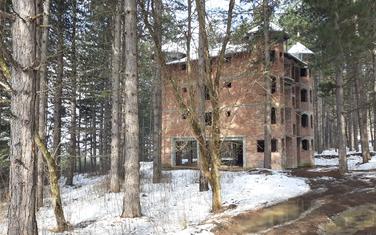 Napušteni objekat na brdu Jasikovac u kojem je djevojčica zlostavljana