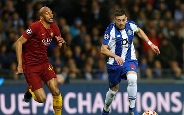Stiven Nzonzi i Hektor Erera u duelu