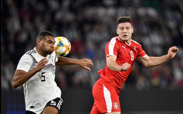 Luka Jović u duelu sa Džonatanom Tahom