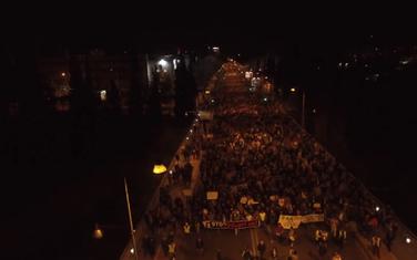 Detalj sa protesta snimljen dronom