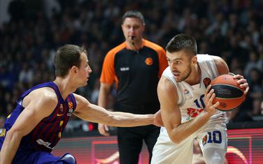 Nemanja Gordić u duelu sa Kevinom Pengosom na prvoj utakmici