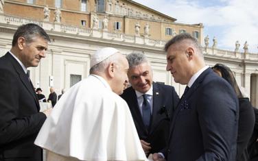 Ivan Brajović i Miodrag Vlahović sa papom Franjom