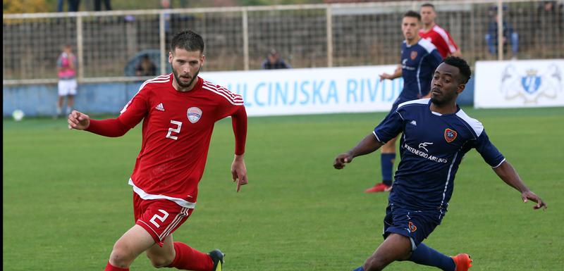 Marko Roganović (OFK Titograd) i Aleks Jamoa (Zeta)