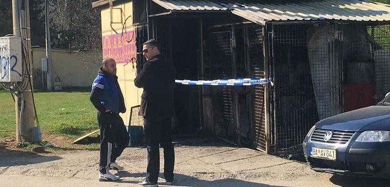 Tomkić ispred radnje koja mu je u Beranama zapaljena