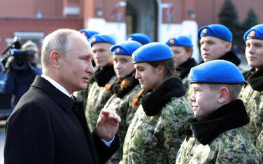 Putin sa članovima organizacije "Yunarmia"