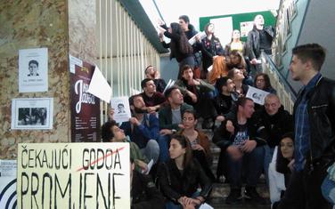 Studenti na stepenicama