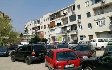 Haos na parkingu u dvorištu