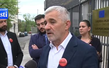 Delegacija Građanskog pokreta "Odupri se 97000" ispred zgrade Delegacije EU u Crnoj Gori