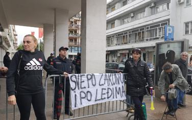 Aktivisti pokreta "Odupri se 97000" ispred Tužilaštva
