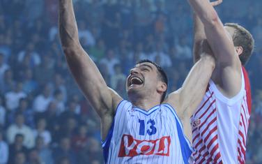 Čedomir Vitkovac polaže pored Jake Blažiča na utakmici Budućnost - Crvena zvezda 2013. godine
