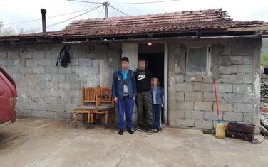 Pavićevići ispred objekta u kojem žive