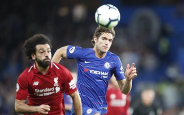 Mohamed Salah i Markos Alonso u septembarskom duelu Liverpula i Čelsija