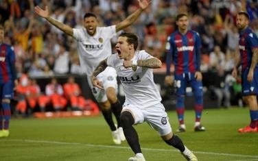 Santi Mina