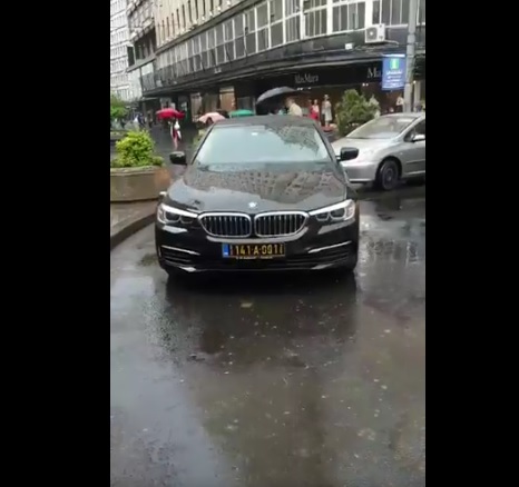 Vozilo ambasade Crne Gore u Beogradu