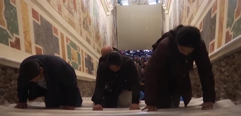 Vjernici se na koljenima i šakama penju uz stepenište