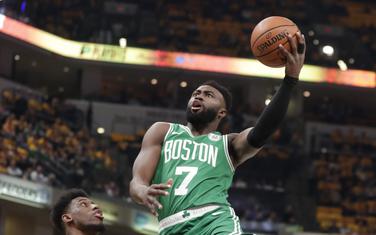 Džajlin Braun (Boston) u duelu sa Tadeusom Jangom (Indijana)