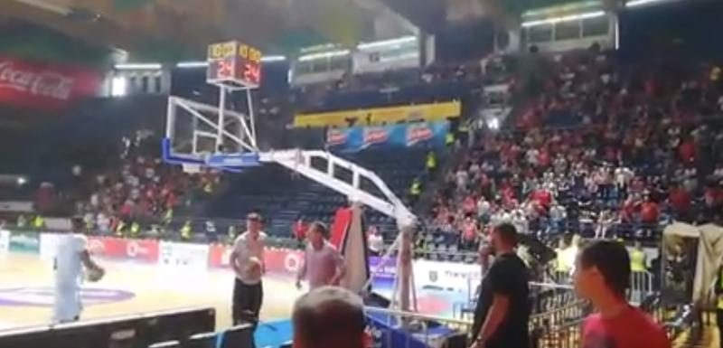 Detalj iz dvorane "Aleksandar Nikolić" kada muškarac "dodaje" loptu Kolu