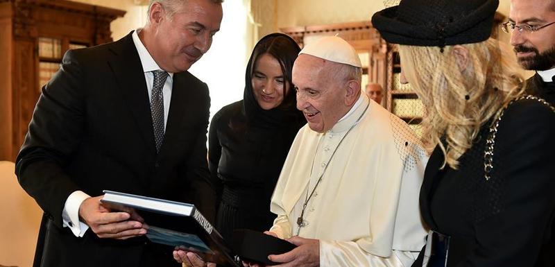 Đukanović papi poklonio monografiju o Crnoj Gori i crnogorsku kapu
