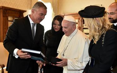 Đukanović papi poklonio monografiju o Crnoj Gori i crnogorsku kapu