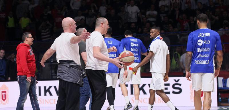 Navijači Crvene zvezde na terenu