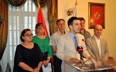 Dragica Perović i Vladimir Jokić sa saradnicima