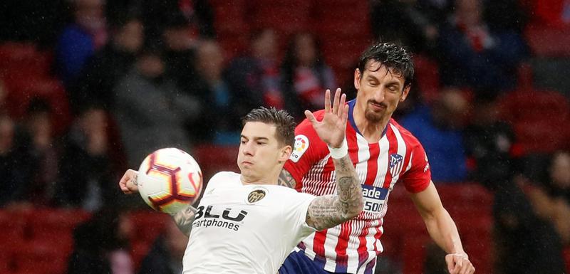 Savić u duelu sa Santijem Minom