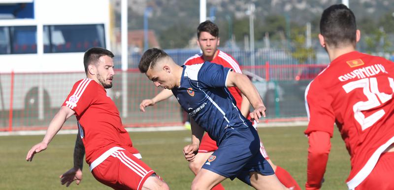 Krstović u duelu sa odbranom Titograda