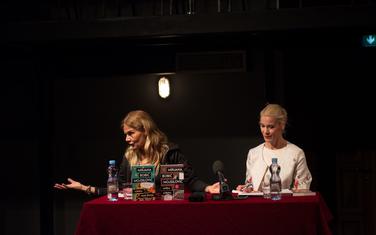 Mirjana Bobić Mojsilović i moderatorka Vanja Gavrovski tokom književne večeri u Centru za kulturu Tivat