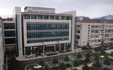 Zakonom predviđeno da se javno okupljanje mora održati na udaljenost od 10 metara od štićenog objekta: Zgrade Vlade