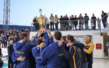 Vaterpolisti Jadrana sa šampionskim peharom