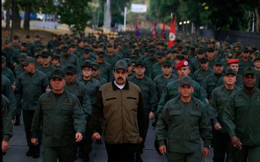 Maduro okružen vojnicima