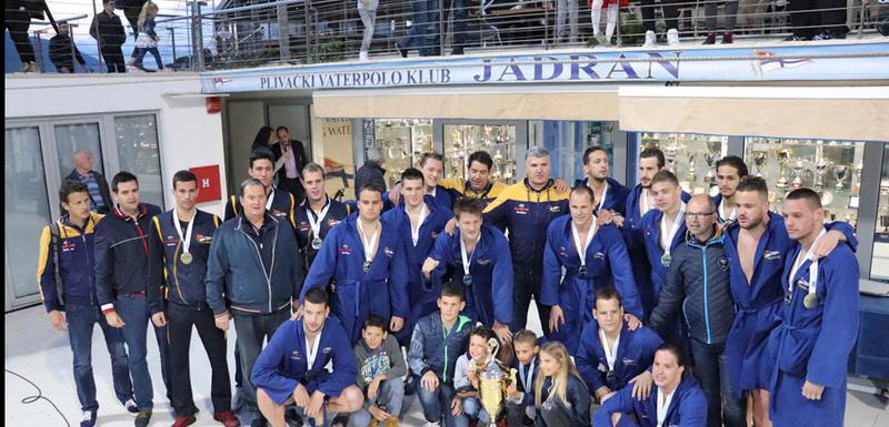 Vaterpolisti Jadrana sa šampionskim peharom