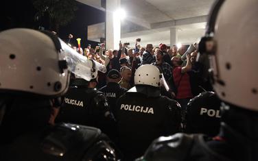 Učesnici građanskog protesta ispred ulaza u zgradu RTCG