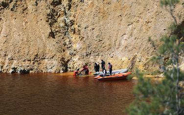 Ronioci i forenzičari pretražuju jezero u potrazi za žrtvama