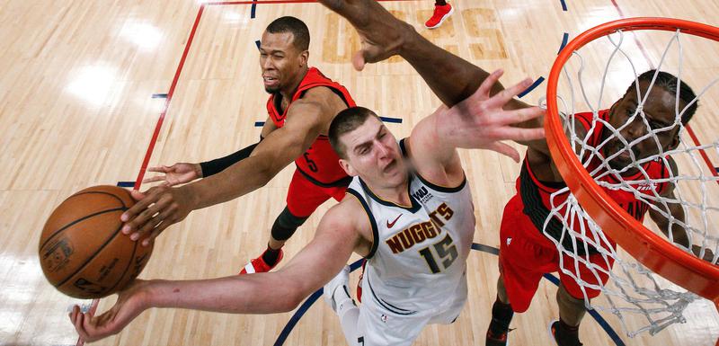 Nikola Jokić u duelu sa košarkašima Portlanda