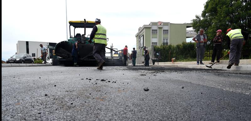 Zbog asfaltiranja saobraćaj se juče odvijao jednom od dvije trake bulevara