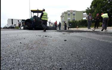 Zbog asfaltiranja saobraćaj se juče odvijao jednom od dvije trake bulevara