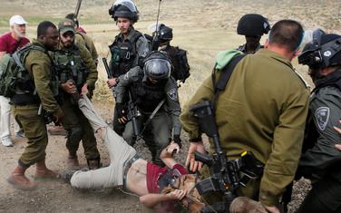 Privođenje stranog aktiviste tokom protesta protiv uništavanja palestinskih kuća na Zapadnoj obali