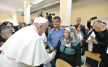 Papa Franjo u posjeti izbjegličkom centru