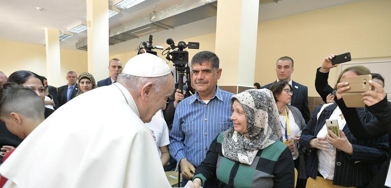 Papa Franjo u posjeti izbjegličkom centru