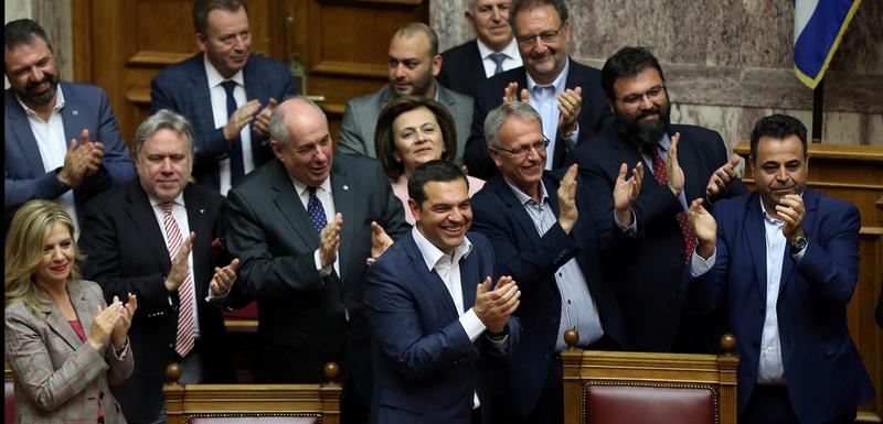 Cipras i ćlanovi njegove vlade aplaudiraju nakon što im je izglasano povjerenje