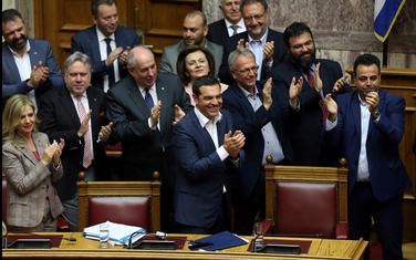 Cipras i ćlanovi njegove vlade aplaudiraju nakon što im je izglasano povjerenje