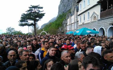 Danas ispred manastira