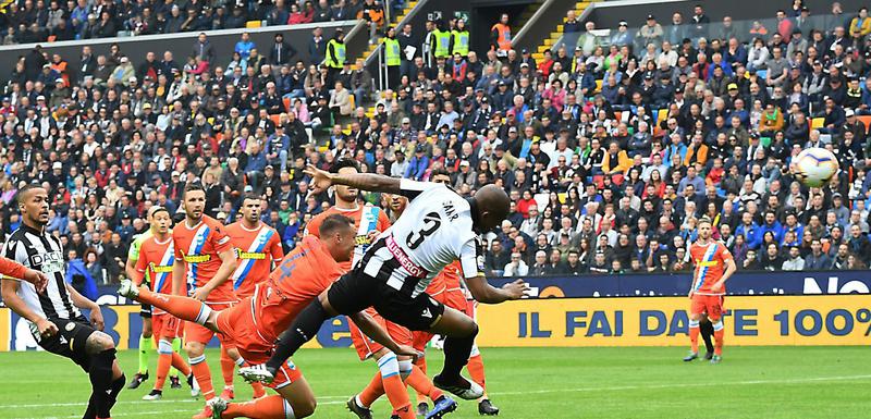 Samir iz Udinezea postiže gol za 1:0