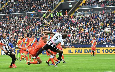 Samir iz Udinezea postiže gol za 1:0