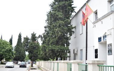 Tuzi, zastave Albanije u centru povodom 21. maja