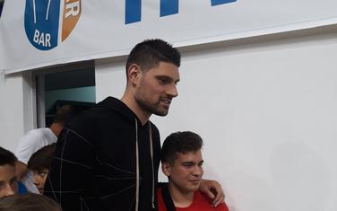 Nikola Vučević sa najmlađim obožavaocima u Baru